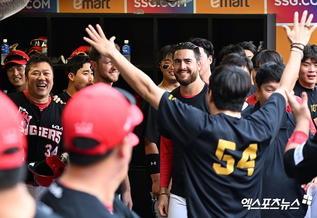 KIA 타이거즈가 정규리그 우승을 차지했다. 17일 오후 인천SSG랜더스필드에서 열린 '2024 신한 SOL Bank KBO리그' KIA 타이거즈와 SSG 랜더스의 경기, KIA는 SSG에 0:2로 패했다. 하지만 두산 베어스가 2위 삼성 라이온즈 덜미를 잡으면서 정규시즌 우승을 확정했다. 정규리그 우승을 차지한 KIA 최형우와 양현종이 기뻐하고 있다. 문학, 김한준 기자