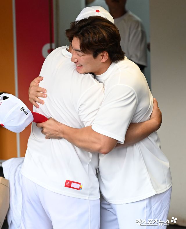 KIA 타이거즈가 정규리그 우승을 차지했다. 17일 오후 인천SSG랜더스필드에서 열린 '2024 신한 SOL Bank KBO리그' KIA 타이거즈와 SSG 랜더스의 경기, KIA는 SSG에 0:2로 패했다. 하지만 두산 베어스가 2위 삼성 라이온즈 덜미를 잡으면서 정규시즌 우승을 확정했다. 정규리그 우승을 차지한 KIA 이범호 감독과 나성범이 포옹을 하고 있다. 문학, 김한준 기자