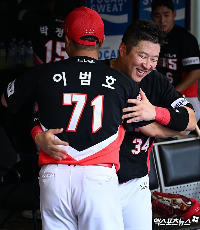 KIA 타이거즈가 정규리그 우승을 차지했다. 17일 오후 인천SSG랜더스필드에서 열린 '2024 신한 SOL Bank KBO리그' KIA 타이거즈와 SSG 랜더스의 경기, KIA는 SSG에 0:2로 패했다. 하지만 두산 베어스가 2위 삼성 라이온즈 덜미를 잡으면서 정규시즌 우승을 확정했다. 정규리그 우승을 차지한 KIA 이범호 감독 최형우와 포옹을 하고 있다. 문학, 김한준 기자