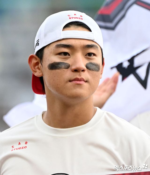 KIA 타이거즈가 정규리그 우승을 차지했다. 17일 오후 인천SSG랜더스필드에서 열린 '2024 신한 SOL Bank KBO리그' KIA 타이거즈와 SSG 랜더스의 경기, KIA는 SSG에 0:2로 패했다. 하지만 두산 베어스가 2위 삼성 라이온즈 덜미를 잡으면서 정규시즌 우승을 확정했다. 정규리그 우승을 차지한 KIA 김도영이 기뻐하고 있다. 문학, 김한준 기자