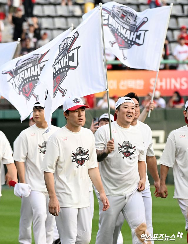 KIA 타이거즈가 정규리그 우승을 차지했다. 17일 오후 인천SSG랜더스필드에서 열린 '2024 신한 SOL Bank KBO리그' KIA 타이거즈와 SSG 랜더스의 경기, KIA는 SSG에 0:2로 패했다. 하지만 두산 베어스가 2위 삼성 라이온즈 덜미를 잡으면서 정규시즌 우승을 확정했다. 정규리그 우승을 차지한 KIA 최원준과 최형우가 그라운드를 돌고 있다. 문학, 김한준 기자