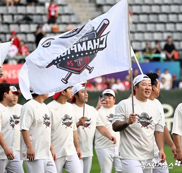 KIA 타이거즈가 정규리그 우승을 차지했다. 17일 오후 인천SSG랜더스필드에서 열린 '2024 신한 SOL Bank KBO리그' KIA 타이거즈와 SSG 랜더스의 경기, KIA는 SSG에 0:2로 패했다. 하지만 두산 베어스가 2위 삼성 라이온즈 덜미를 잡으면서 정규시즌 우승을 확정했다. 정규리그 우승을 차지한 KIA 최형우가 그라운드를 걷고 있다. 문학, 김한준 기자