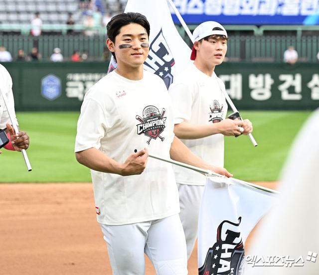 KIA 타이거즈가 정규리그 우승을 차지했다. 17일 오후 인천SSG랜더스필드에서 열린 '2024 신한 SOL Bank KBO리그' KIA 타이거즈와 SSG 랜더스의 경기, KIA는 SSG에 0:2로 패했다. 하지만 두산 베어스가 2위 삼성 라이온즈 덜미를 잡으면서 정규시즌 우승을 확정했다. 정규리그 우승을 차지한 KIA 김도영이 기뻐하고 있다. 문학, 김한준 기자