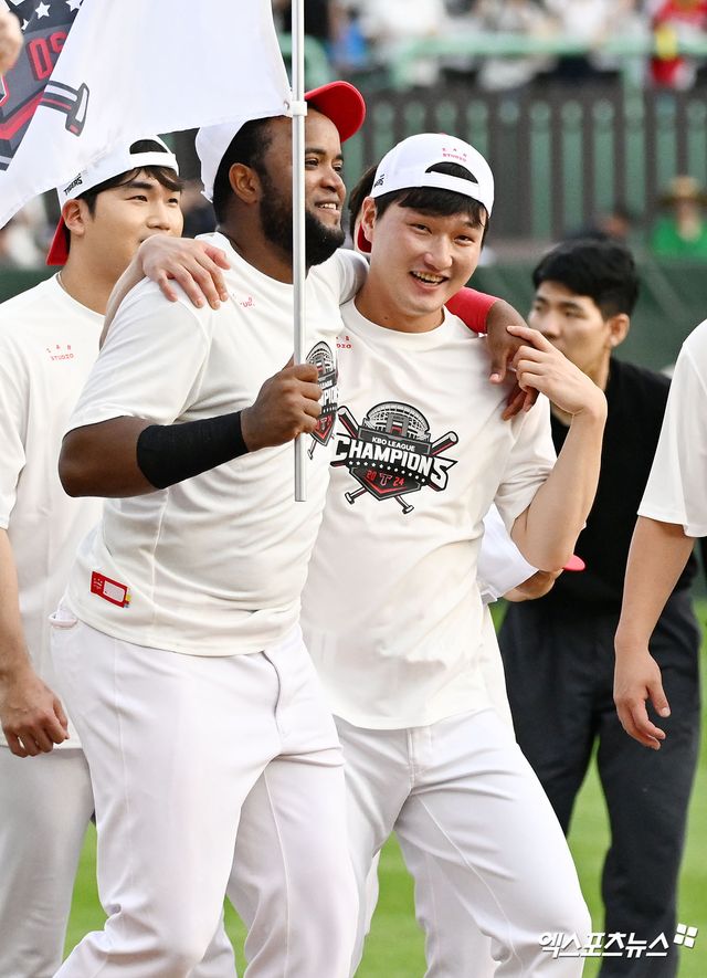 KIA 타이거즈가 정규리그 우승을 차지했다. 17일 오후 인천SSG랜더스필드에서 열린 '2024 신한 SOL Bank KBO리그' KIA 타이거즈와 SSG 랜더스의 경기, KIA는 SSG에 0:2로 패했다. 하지만 두산 베어스가 2위 삼성 라이온즈 덜미를 잡으면서 정규시즌 우승을 확정했다. 정규리그 우승을 차지한 KIA 소크라테스와 전상현이 기뻐하고 있다. 엑스포츠뉴스 DB