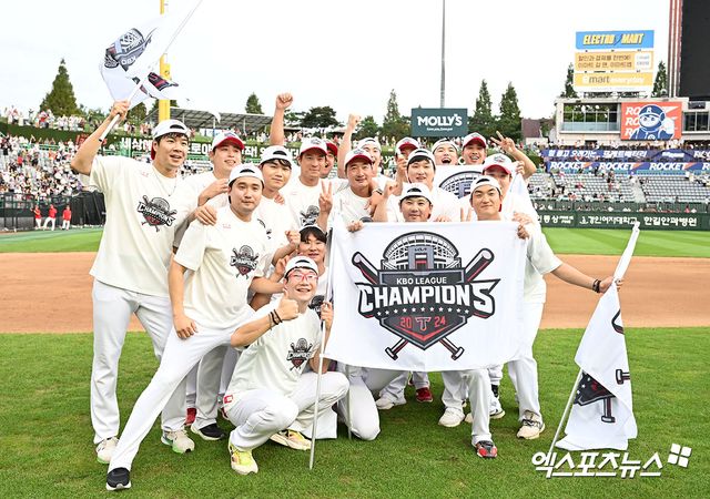 KIA 타이거즈가 정규리그 우승을 차지했다. 17일 오후 인천SSG랜더스필드에서 열린 '2024 신한 SOL Bank KBO리그' KIA 타이거즈와 SSG 랜더스의 경기, KIA는 SSG에 0:2로 패했다. 하지만 두산 베어스가 2위 삼성 라이온즈 덜미를 잡으면서 정규시즌 우승을 확정했다. 정규리그 우승을 차지한 KIA 투수진 선수들이 기념촬영을 갖고 있다. 엑스포츠뉴스 DB