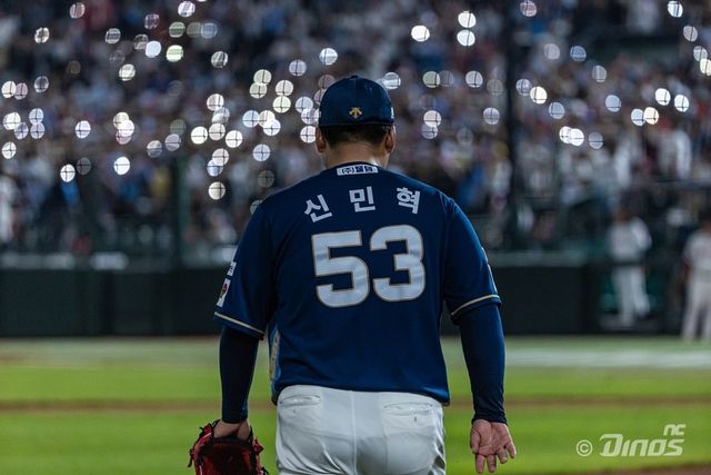 NC 투수 신민혁은 지난달 31일 SSG랜더스필드에서 열린 '2024 신한 SOL Bank KBO 리그' SSG와 팀 간 제13차전을 끝으로 시즌을 마무리했다. 그는 팔꿈치 뼛조각 수술을 받으며 다음 시즌을 준비한다. NC 다이노스