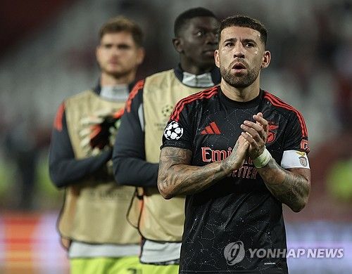 국가대표 풀백 설영우가 유럽축구연맹(UEFA) 챔피언스리그 본선 데뷔전서 세계적 공격수 앙헬 디마리아를 상대로 무난한 활약을 펼치며 팀 내 최고 평점을 받았다. 설영우가 뛰는 츠르베나 즈베즈다(세르비아)는 20일(한국시간) 세르비아 베오그라드에 위치한 라이코 미티치 스타디움에서 열린 벤피카(포르투갈)와의 2024-2025시즌 UEFA 챔피언스리그 1라운드에서 1-2로 아쉽게 졌다. 연합뉴스