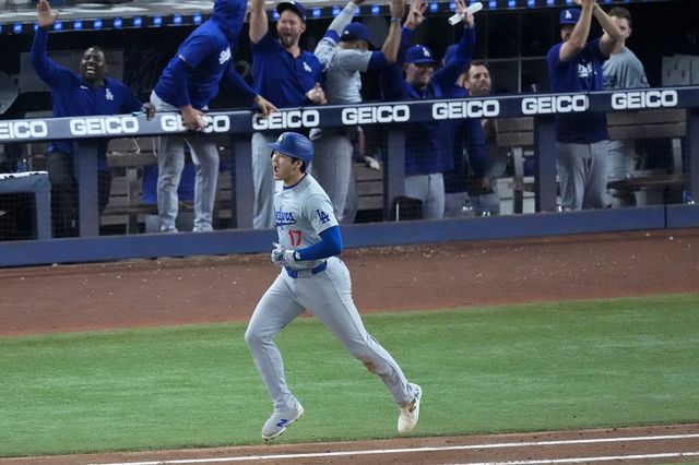 미국 메이저리그 LA 다저스의 오타니 쇼헤이가 20일(한국시간) 미국 플로리다주 마이애미 론디포 파크에서 열린 2024 메이저리그 마이애미 말린스와 원정 경기에 1번 지명타자로 선발 출전, 6타수 6안타 3홈런 10타점 4득점 2도루를 기록하면서 메이저리그 역사상 최초의 단일 시즌 50홈런-50도루의 역사를 썼다. 사진 연합뉴스