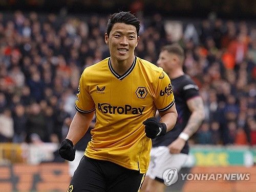 올 시즌 주전 경쟁에서 밀린 황희찬(울버햄프턴 원더러스)이 급기야 방출설에 휘말렸다.&nbsp;미국 글로벌 스포츠 매체 디애슬레틱은 겨울 이적시장이 열리기까지 3개월이 남았고, 황희찬이 그때까지 선발 자리를 되찾지 못한다면 내년 1월에는 미래에 대한 새로운 논의가 있을 것이라며 방출될 가능성이 있다고 강조했다. 연합뉴스