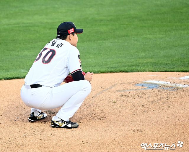 10일 오후 수원KT위즈파크에서 열린 '2023 신한은행 SOL KBO리그' NC 다이노스와 KT 위즈의 경기, 1회초 2사 3루 KT 선발투수 소형준이 NC 마팅에게 1타점 적시타를 허용한 후 아쉬워하고 있다. 엑스포츠뉴스 DB