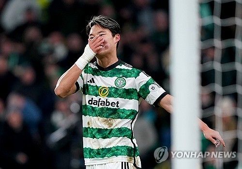 헹크가 23일(한국시간) 벨기에 헹크에 있는 세게카 아레나에서 열린 FCV 덴더르와의 2024-2025시즌 주필러리그 &nbsp;8가운드 홈 경기에서 4-0 대승을 거뒀다.&nbsp;왼쪽 측면에서 드리블로 돌파를 시도한 오현규는 수비 한 명을 달고 중앙으로 전진했다. 수비를 제친 뒤 강력한 오른발 슈팅을 시도했고 골망을 강하게 출렁였다. 헹크 이적 후 데뷔골을 강력한 슈팅으로 터뜨리며 홈팬에게 강한 인상을 남겼다.&nbsp;연합뉴스