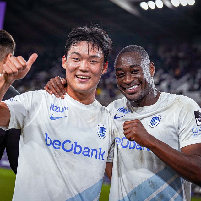 헹크가 23일(한국시간) 벨기에 헹크에 있는 세게카 아레나에서 열린 FCV 덴더르와의 2024-2025시즌 주필러리그 &nbsp;8가운드 홈 경기에서 4-0 대승을 거뒀다.&nbsp;왼쪽 측면에서 드리블로 돌파를 시도한 오현규는 수비 한 명을 달고 중앙으로 전진했다. 수비를 제친 뒤 강력한 오른발 슈팅을 시도했고 골망을 강하게 출렁였다. 헹크 이적 후 데뷔골을 강력한 슈팅으로 터뜨리며 홈팬에게 강한 인상을 남겼다.&nbsp;헹크