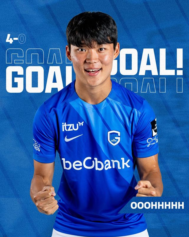 헹크가 23일(한국시간) 벨기에 헹크에 있는 세게카 아레나에서 열린 FCV 덴더르와의 2024-2025시즌 주필러리그 &nbsp;8가운드 홈 경기에서 4-0 대승을 거뒀다.&nbsp;왼쪽 측면에서 드리블로 돌파를 시도한 오현규는 수비 한 명을 달고 중앙으로 전진했다. 수비를 제친 뒤 강력한 오른발 슈팅을 시도했고 골망을 강하게 출렁였다. 헹크 이적 후 데뷔골을 강력한 슈팅으로 터뜨리며 홈팬에게 강한 인상을 남겼다.&nbsp;헹크