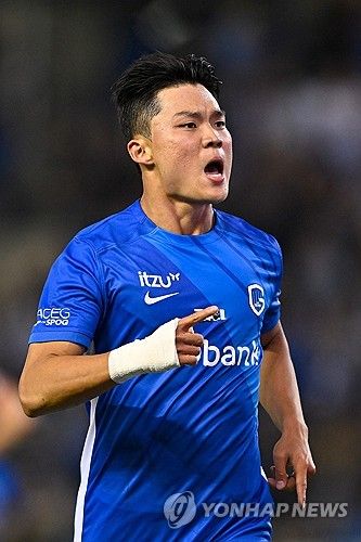 헹크가 23일(한국시간) 벨기에 헹크에 있는 세게카 아레나에서 열린 FCV 덴더르와의 2024-2025시즌 주필러리그 &nbsp;8가운드 홈 경기에서 4-0 대승을 거뒀다.&nbsp;왼쪽 측면에서 드리블로 돌파를 시도한 오현규는 수비 한 명을 달고 중앙으로 전진했다. 수비를 제친 뒤 강력한 오른발 슈팅을 시도했고 골망을 강하게 출렁였다. 헹크 이적 후 데뷔골을 강력한 슈팅으로 터뜨리며 홈팬에게 강한 인상을 남겼다.&nbsp;연합뉴스