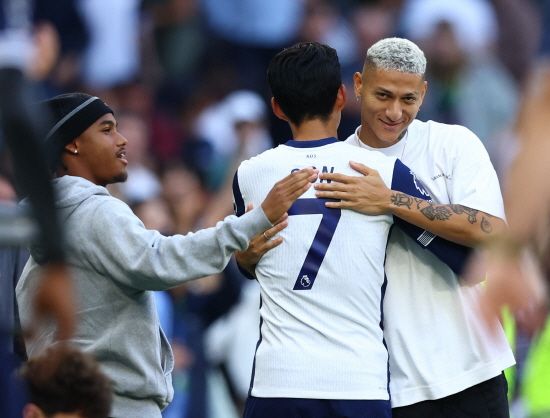 21일 브렌트퍼드와의 홈 경기에서 2도움을 올리며 존재감을 과시한 손흥민이 생애 첫 클럽무대 우승길에 나선다. 손흥민이 주장으로 뛰는 토트넘 홋스퍼는 27일 오전 4시 열리는 2024-2025 유럽축구연맹(UEFA) 유로파리그 본선 리그페이즈 1차전 홈 경기에서 아제르바이잔 카라바흐와 격돌한다. 손흥민은 토트넘 입단 직후인 지난 2015년 9월 유로파리그 카라바흐와의 홈 경기에서 토트넘 입단 뒤 1~2호골을 2분 간격으로 터트린 적이 있다. 연합뉴스