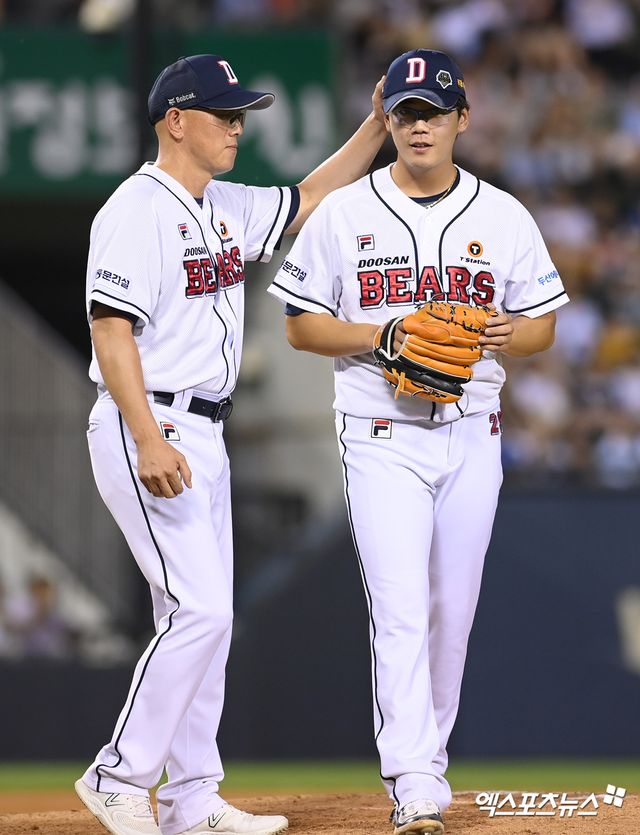 14일 오후 서울 송파구 잠실야구장에서 열린 '2024 신한 SOL Bank KBO리그' KT 위즈와 두산 베어스의 경기, 8회초 1사 1루 두산 이병헌이 박정배 코치의 격려를 받으며 마운드를 내려오고 있다. 엑스포츠뉴스 DB