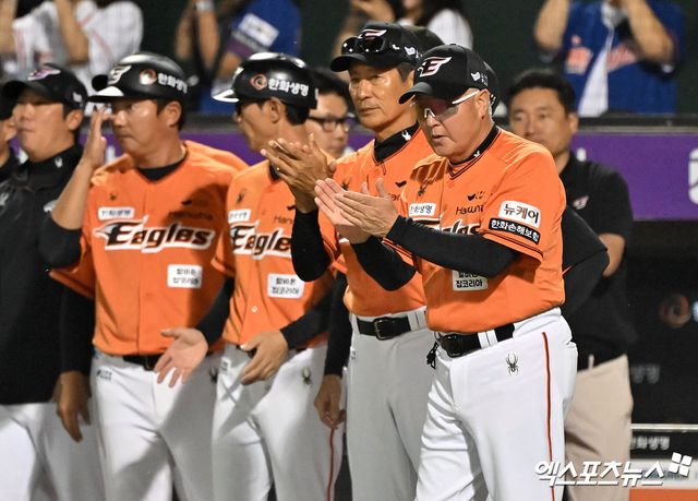 27일 오후 대전 한화생명이글스파크에서 열린 '2024 신한 SOL Bank KBO리그' KIA 타이거즈와 한화 이글스의 경기, 한화가 선발 와이스의 호투와 최인호의 쐐기 투런포에 힘입어 KIA에 8:0으로 완파하며 2연승을 기록했다. 이날 경기에서 승리한 한화 김경문 감독이 선수단에게 박수를 보내고 있다. 대전, 김한준 기자