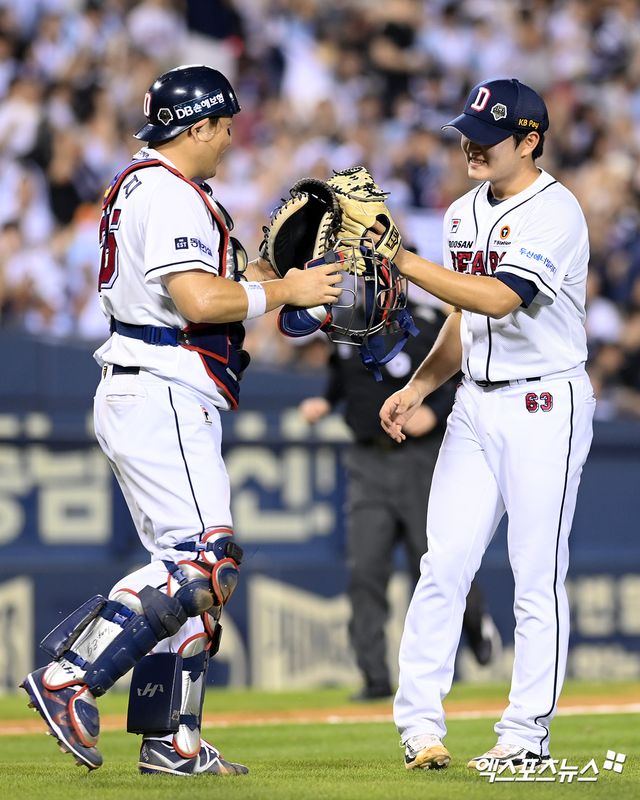 14일 오후 서울 송파구 잠실야구장에서 열린 '2024 신한 SOL Bank KBO리그' KT 위즈와 두산 베어스의 경기, 두산이 KT를 상대로 2:1 승리를 거뒀다. 이날 경기를 마친 두산 양의지, 김택연이 기뻐하고 있다. 엑스포츠뉴스 DB