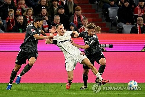 '철기둥' 김민재가 다시 한 번 나폴리 시절 경기력을 보여줬다. 바이엘 레버쿠젠을 상대로 공중볼을 지배하며 탄탄한 수비를 펼쳤다. 독일 현지 매체들은 김민재가 이날 최고의 선수였다며 긍정적인 평가를 내렸다. 연합뉴스