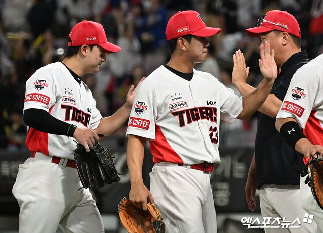 24일 오후 광주기아챔피언스필드에서 열린 '2024 신한 SOL Bank KBO리그' 삼성 라이온즈와 KIA 타이거즈의 경기, KIA가 김도영, 윤도현, 박찬호의 활약, 김도현의 호투에 힘입어 삼성에 7:1 승리를 거두며 2연승을 기록했다. 이날 경기에서 승리한 KIA 이범호 감독이 윤도현과 하이파이브를 하고 있다. 엑스포츠뉴스 DB