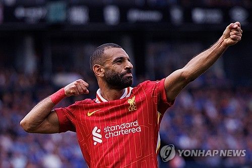 이적시장 전문 기자 파브리치오 로마노가 3일(한국시간) 최근 리버풀에서 마지막 시즌임을 밝힌 살라와 구단 간 재계약이 어려운 이유에 대해 밝혔다.&nbsp; 로마노는 자신의 팟캐스트를 통해 이적시장 활동에 집중하느라 리버풀이 살라를 비롯한 기존 선수들의 재계약에 전혀 손을 대지 않았다고 전했다. 현재까지 양측의 재계약 논의가 없다고 했다.&nbsp;연합뉴스