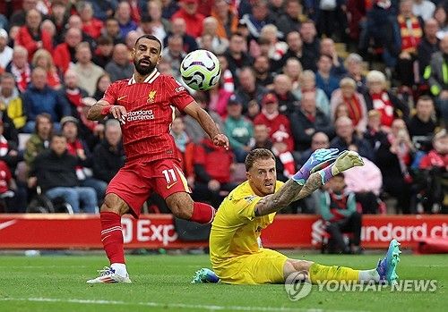 이적시장 전문 기자 파브리치오 로마노가 3일(한국시간) 최근 리버풀에서 마지막 시즌임을 밝힌 살라와 구단 간 재계약이 어려운 이유에 대해 밝혔다.&nbsp; 로마노는 자신의 팟캐스트를 통해 이적시장 활동에 집중하느라 리버풀이 살라를 비롯한 기존 선수들의 재계약에 전혀 손을 대지 않았다고 전했다. 현재까지 양측의 재계약 논의가 없다고 했다.&nbsp;연합뉴스