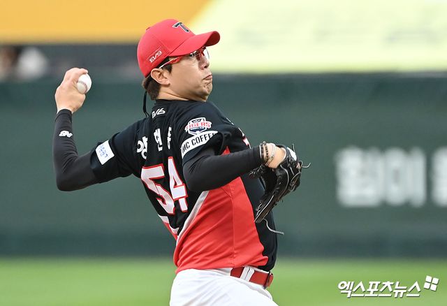 12일 오후 인천SSG랜더스필드에서 열린 '2024 신한 SOL Bank KBO리그' KIA 타이거즈와 SSG 랜더스의 경기, 1회말 KIA 선발투수 양현종이 공을 힘차게 던지고 있다. 엑스포츠뉴스 DB