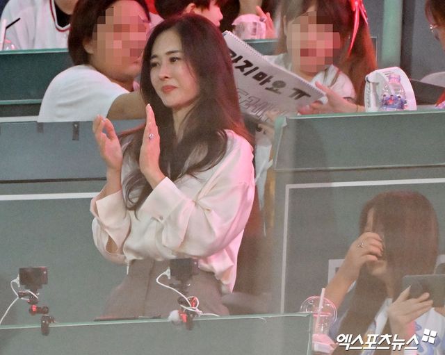 30일 오후 인천SSG랜더스필드에서 열린 '2024 신한 SOL Bank KBO리그' 키움 히어로즈와 SSG 랜더스의 경기, 8회말 1사 SSG 추신수가 대타로 타석에 들어서자 아내 하원미씨와 딸 소희양이 눈물을 흘리고 있다. 인천, 김한준 기자