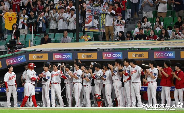 30일 오후 인천SSG랜더스필드에서 열린 '2024 신한 SOL Bank KBO리그' 키움 히어로즈와 SSG 랜더스의 경기, 8회말 1사 SSG 추신수가 내야땅볼로 아웃된 후 선수단과 하이파이브를 하고 있다. 인천, 김한준 기자