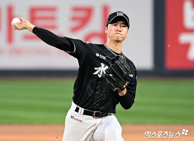 11일 오후 수원KT위즈파크에서 열린 '2024 신한 SOL Bank KBO리그' NC 다이노스와 KT 위즈의 경기, 1회초 KT 선발투수 엄상백이 공을 힘차게 던지고 있다. 엑스포츠뉴스 DB