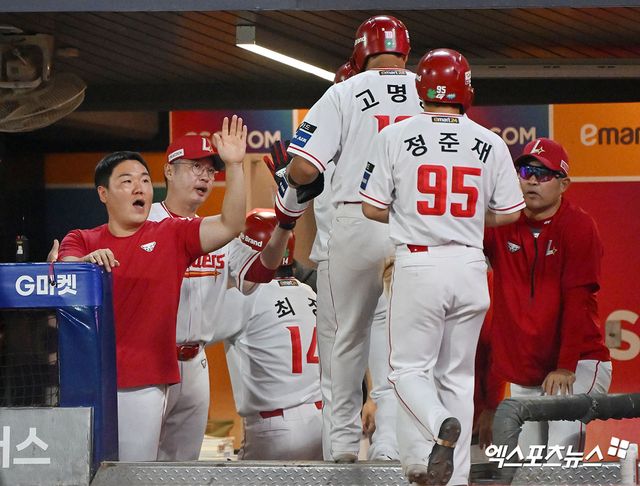 30일 오후 인천SSG랜더스필드에서 열린 '2024 신한 SOL Bank KBO리그' 키움 히어로즈와 SSG 랜더스의 경기, 4회말 2사 만루 SSG 최정이 만루 홈런을 날린 후 더그아웃에서 하이파이브를 하고 있다. 인천, 김한준 기자