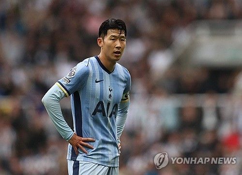 영국 매체 풋볼런던이 지난 3일(한국시간) 손흥민이 뉴캐슬 원정에서 포스테코글루 감독에게 소리치며 결정을 요구해야 했다며 혼란스러웠던 프리킥 상황에 대해 전했다.&nbsp;연합뉴스