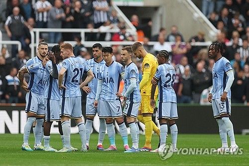 영국 매체 풋볼런던이 지난 3일(한국시간) 손흥민이 뉴캐슬 원정에서 포스테코글루 감독에게 소리치며 결정을 요구해야 했다며 혼란스러웠던 프리킥 상황에 대해 전했다.&nbsp;연합뉴스