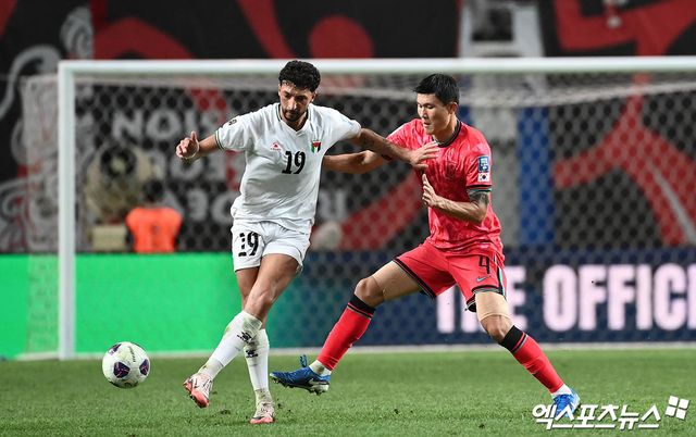 5일 오후 서울월드컵경기장에서 열린 '2026 FIFA 북중미 월드컵' 아시아 3차 예선 대한민국과 팔레스타인의 경기, 대한민국 김민재가 팔레스타인 아부 알리와 몸싸움을 벌이고 있다. 박지영 기자