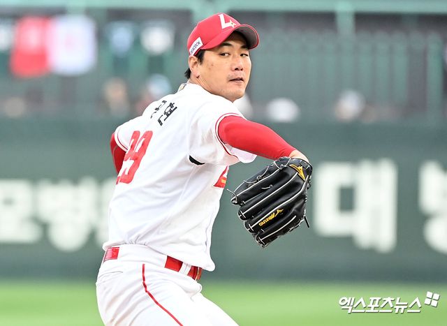 인천SSG랜더스필드에서 열린 '2024 신한 SOL Bank KBO리그' KIA 타이거즈와 SSG 랜더스의 경기, 1회초 SSG 선발투수 김광현이 공을 힘차게 던지고 있다. 엑스포츠뉴스DB