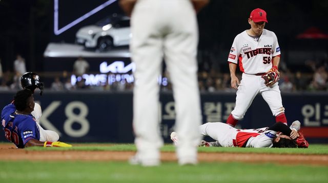 5일 광주기아챔피언스필드에서 열린 프로야구 한화 이글스와 KIA 타이거즈의 경기. KIA 3루수 김도영(오른쪽)이 8회초 2사 1, 2루에서 한화 장진혁의 타구를 잡은 뒤 2루주자 페라자(왼쪽)와 부딪혀 그라운드에 쓰러져 있다. 연합뉴스