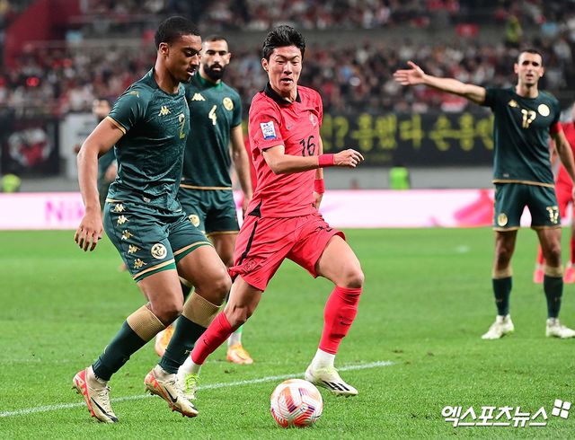 알라니아스포르는 6일 구단 홈페이지를 통해 '지난 시즌 임대로 뛰었던 황의조와 1년 계약을 체결했다. 황의조가 다시 올라온 것을 환영한다'는 말로 황의조 완전이적 사실을 공개했다. SNS를 통해서도 '알라니아스포르에 돌아온 황의조를 환영합니다! 우리 구단은 지난 시즌 우리팀에서 임대선수로 뛰었던 한국의 센터포워드 황의조 선수와 1년 계약을 체결했습니다. 우리 가족이 된 것을 환영합니다. 황의조 선수!'라며 뜨거운 환영 의사를 전했다. 황의조는 2022년 8월 입성했던 잉글리시 프리미어리그 노팅엄 포레스트에서 공식전을 단 1초도 뛰어보지 못하고 결별하게 됐다. 엑스포츠뉴스DB