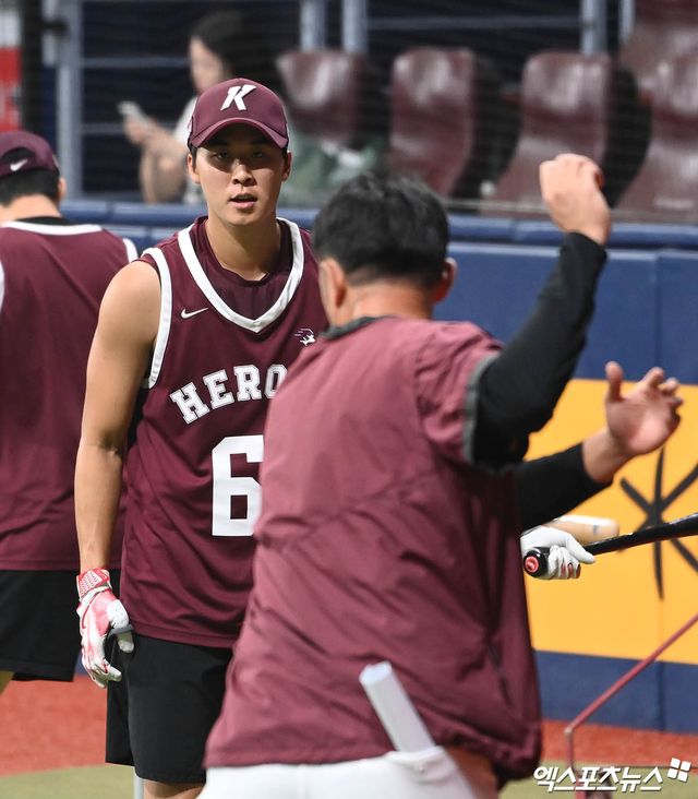 21일 오후 서울 구로구 고척스카이돔에서 열리는 '2024 신한 SOL Bank KBO리그' 롯데 자이언츠와 키움 히어로즈의 경기에 앞서 키움 장재영이 타격 훈련 중 오윤 코치의 지도를 받고 있다. 엑스포츠뉴스 DB