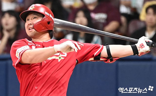 SSG 랜더스 간판타자 최정이 8일 부산 사직야구장에서 열린 2024 신한 SOL Bank KBO리그 롯데 자이언츠와의 팀 간 15차전에 3번타자 겸 3루수로 선발출전, 3타수 3안타 1타점 1득점 3득점을 기록하며 팀 승리를 이끌었다. 사진 엑스포츠뉴스 DB