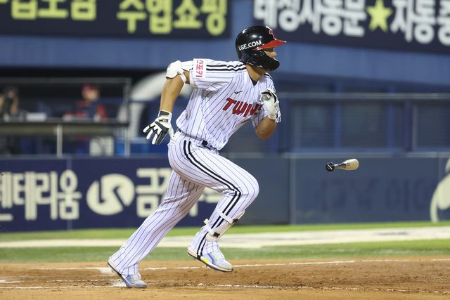 LG 내야수 이영빈은 8일 잠실구장에서 열린 '2024 신한 SOL Bank KBO 리그' 한화와 팀 간 15차전 맞대결에서 9번타자 우익수로 선발 출전했다. 3회말과 4회말 생애 첫 연타석 홈런을 터트려 공격에 활력을 불어넣었다. LG 트윈스