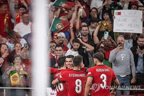 포르투갈이 9일(한국시간) 리스본에 있는 이스타디우 다 루즈에서 열린 스코틀랜드와의 유럽축구연맹(UEFA) 네이션스리그 리그 A 1조 2차전에서 2-1 역전승을 거뒀다.&nbsp;크리스티아누 호날두는 역전 골이자 A매치 통산 901호 골을 터뜨렸다. 연합뉴스