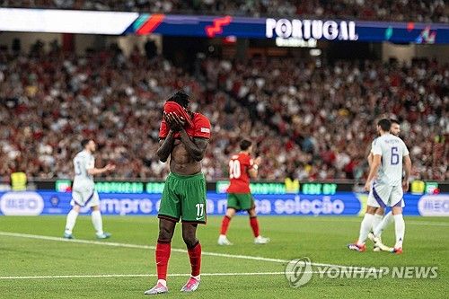 포르투갈이 9일(한국시간) 리스본에 있는 이스타디우 다 루즈에서 열린 스코틀랜드와의 유럽축구연맹(UEFA) 네이션스리그 리그 A 1조 2차전에서 2-1 역전승을 거뒀다.&nbsp;크리스티아누 호날두는 역전 골이자 A매치 통산 901호 골을 터뜨렸다. 연합뉴스