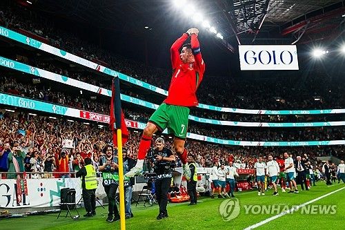 포르투갈이 9일(한국시간) 리스본에 있는 이스타디우 다 루즈에서 열린 스코틀랜드와의 유럽축구연맹(UEFA) 네이션스리그 리그 A 1조 2차전에서 2-1 역전승을 거뒀다.&nbsp;크리스티아누 호날두는 역전 골이자 A매치 통산 901호 골을 터뜨렸다. 연합뉴스