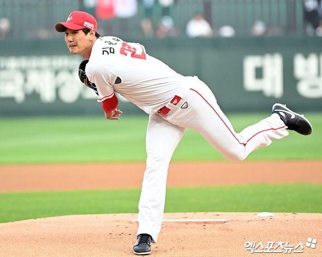지난 5일 잠실 LG 트윈스전에 선발등판해 6이닝 2실점 호투로 팀 승리를 이끌었던 SSG 랜더스 에이스 김광현. 사진 엑스포츠뉴스 DB