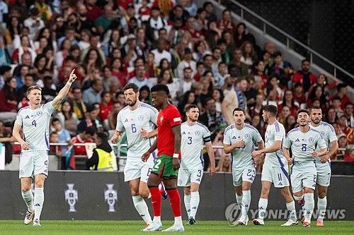 포르투갈이 9일(한국시간) 리스본에 있는 이스타디우 다 루즈에서 열린 스코틀랜드와의 유럽축구연맹(UEFA) 네이션스리그 리그 A 1조 2차전에서 2-1 역전승을 거뒀다.&nbsp;크리스티아누 호날두는 역전 골이자 A매치 통산 901호 골을 터뜨렸다. 연합뉴스
