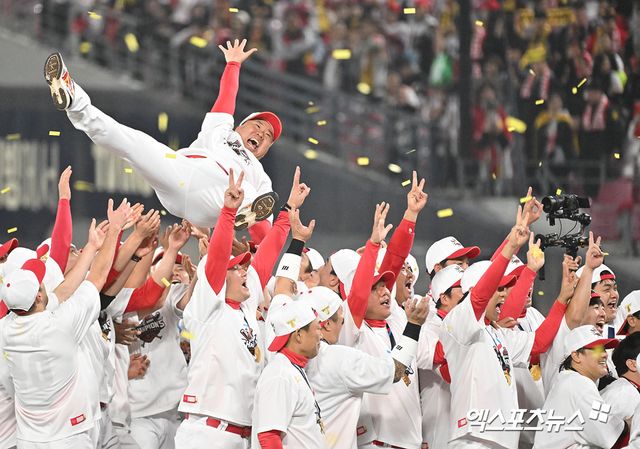 28일 오후 광주기아챔피언스필드에서 열린 '2024 신한 SOL Bank KBO 한국시리즈' 삼성 라이온즈와 KIA 타이거즈의 5차전 경기, KIA가 삼성에 7:5로 승리하며 7년 만에 통합 우승을 차지했다. 통합우승을 차지한 KIA 이범호 감독이 헹가래를 받고 있다. 엑스포츠뉴스 DB