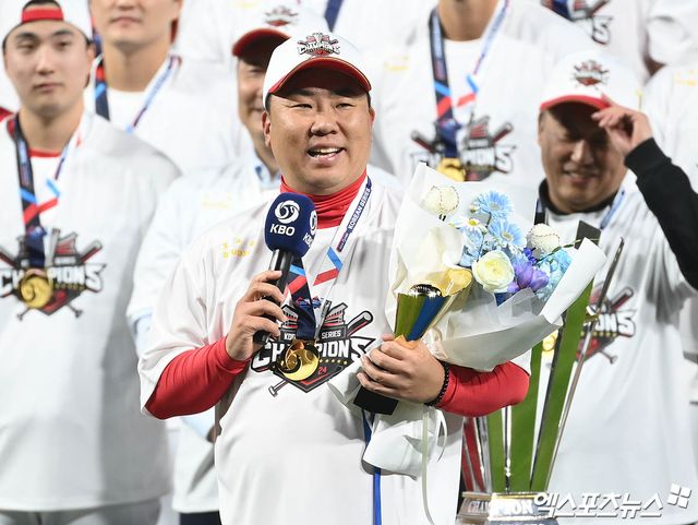 28일 오후 광주기아챔피언스필드에서 열린 '2024 신한 SOL Bank KBO 한국시리즈' 삼성 라이온즈와 KIA 타이거즈의 5차전 경기, KIA가 7:5의 스코어로 승리하며 7년 만에 통합 우승을 이뤄냈다. 경기 종료 후 KIA 이범호 감독이 감독상 수상 소감을 전하고 있다. 엑스포츠뉴스 DB