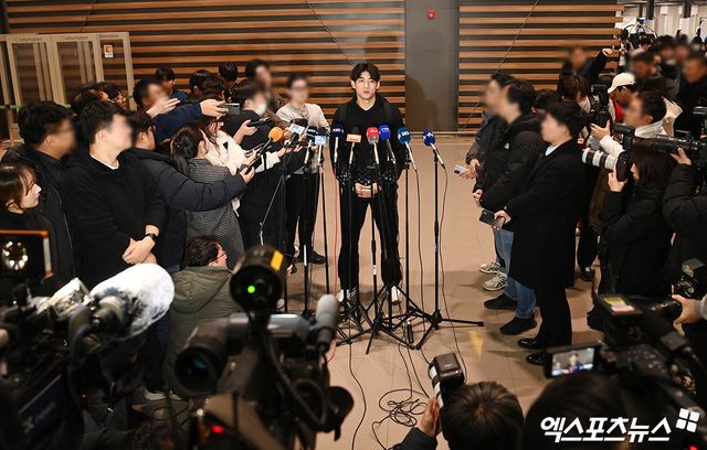 미국프로야구 메이저리그(MLB) 샌프란시스코 자이언츠 이정후가 1일 오후 인천국제공항을 통해 미국으로 출국했다. 이정후가 출국장에서 취재진과 인터뷰를 나누고 있다. 엑스포츠뉴스 DB