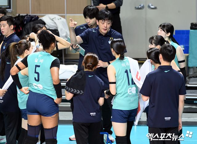 여자프로배구 GS칼텍스 이영택 감독과 선수들이 올 시즌 정규리그 경기 도중 작전타임을 갖고 있다. 엑스포츠뉴스 DB