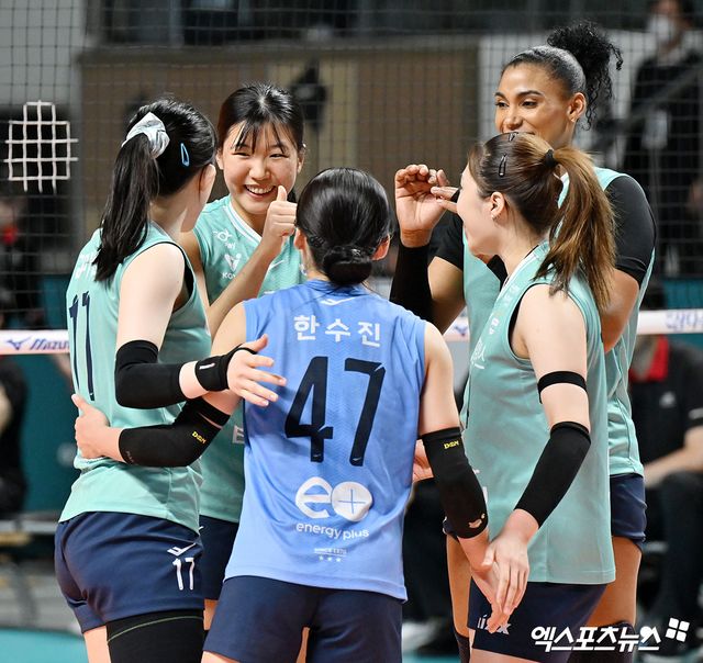 여자프로배구 GS칼텍스 선수들이 10일 서울 장충체육관에서 열린 정관장과의 경기에서 득점 후 세리머니하고 있다. 장충, 김한준 기자